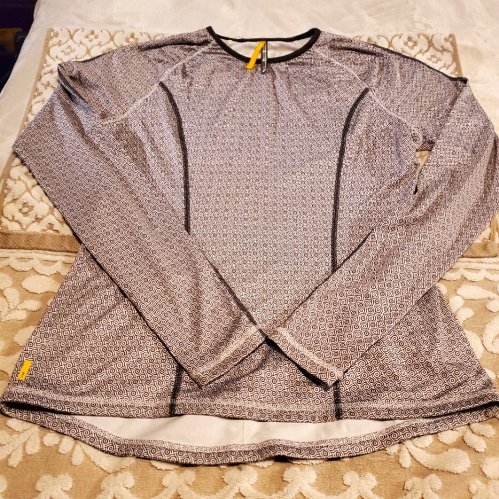 ⬇️ Lole stretch top with ruching at shoulders and thumb holes